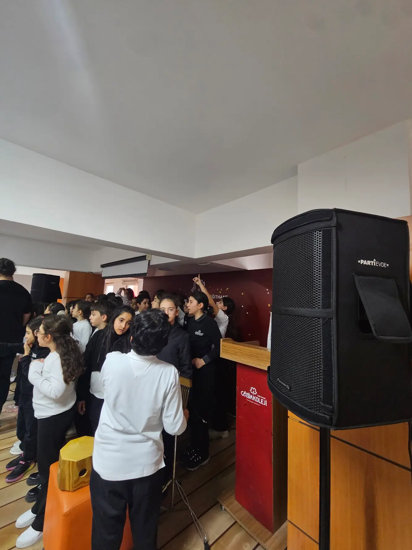 Çözüm Koleji- Koro mikrofonlama ve Ses Sistemi Kiralama çözümü