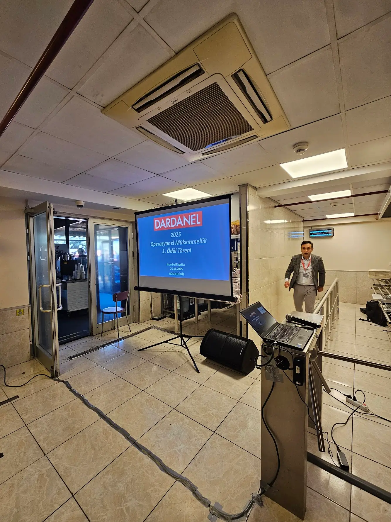 Dardanel A.Ş. etkinliğinde kullanılan projeksiyon, mikrofon ve ses sistemi kurulumu