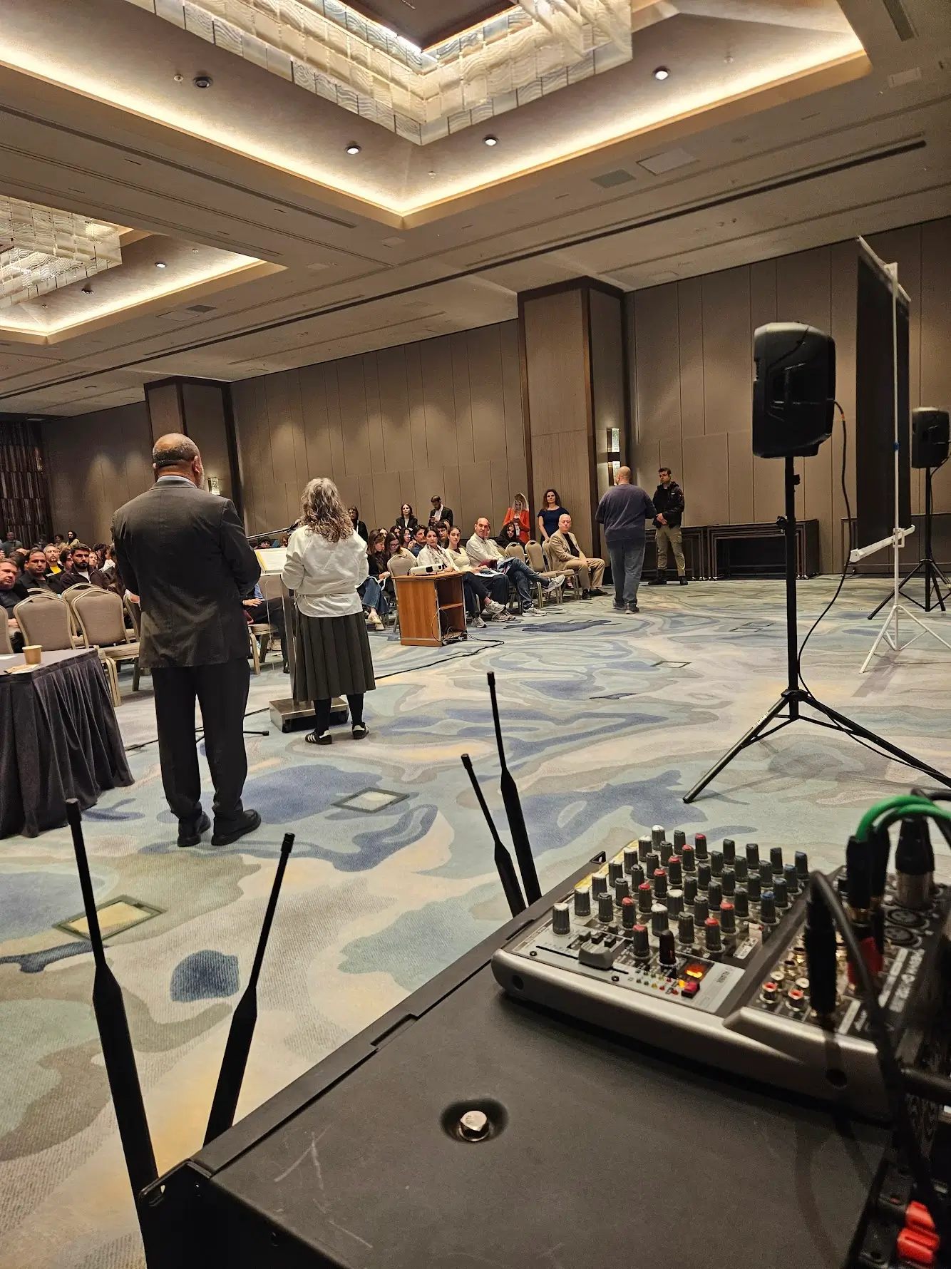 Global Vizyon Yurtdışı Eğitim Danışmanlığı için Hilton Hotel’de gerçekleştirilen 350 kişilik sunum ve konuşmacı etkinliği ses sistemi, projeksiyon ve mikrofon kurulumu