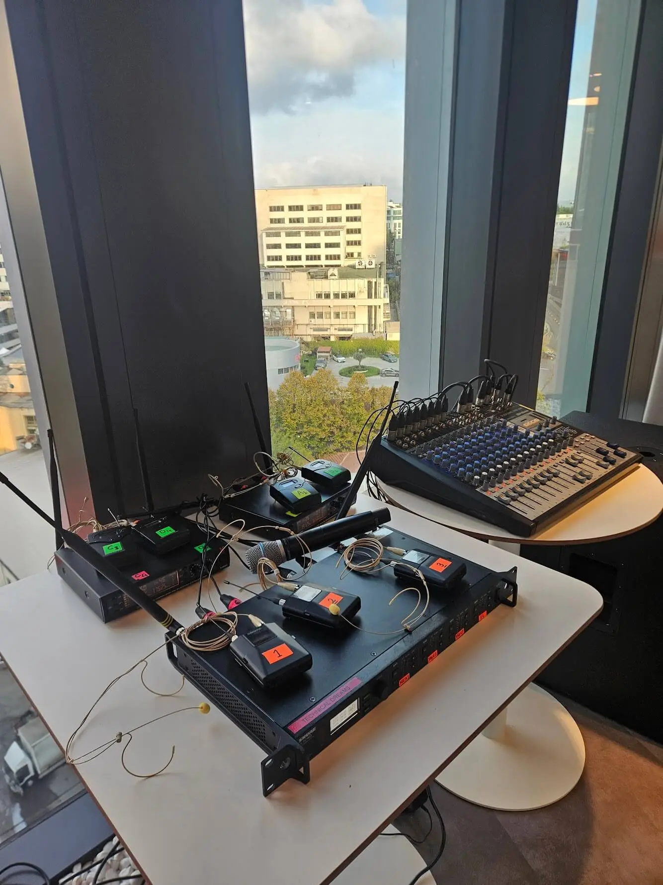 hubX etkinliğinde kurulan headset mikrofonlu konuşmacı sistemi, DJ setup ve ses sistem