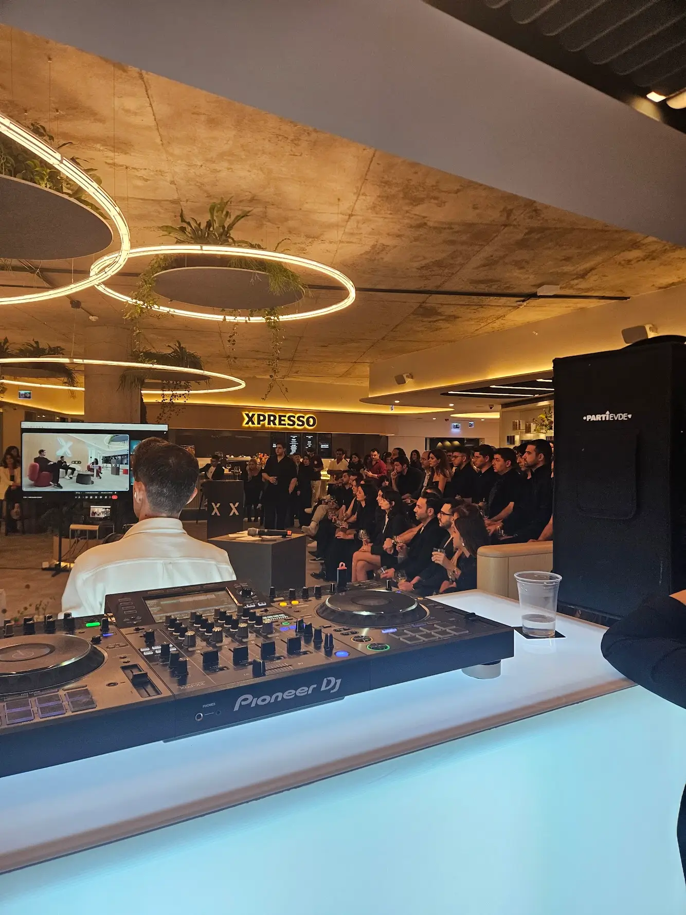 hubX etkinliğinde kurulan headset mikrofonlu konuşmacı sistemi, DJ setup ve ses sistemi