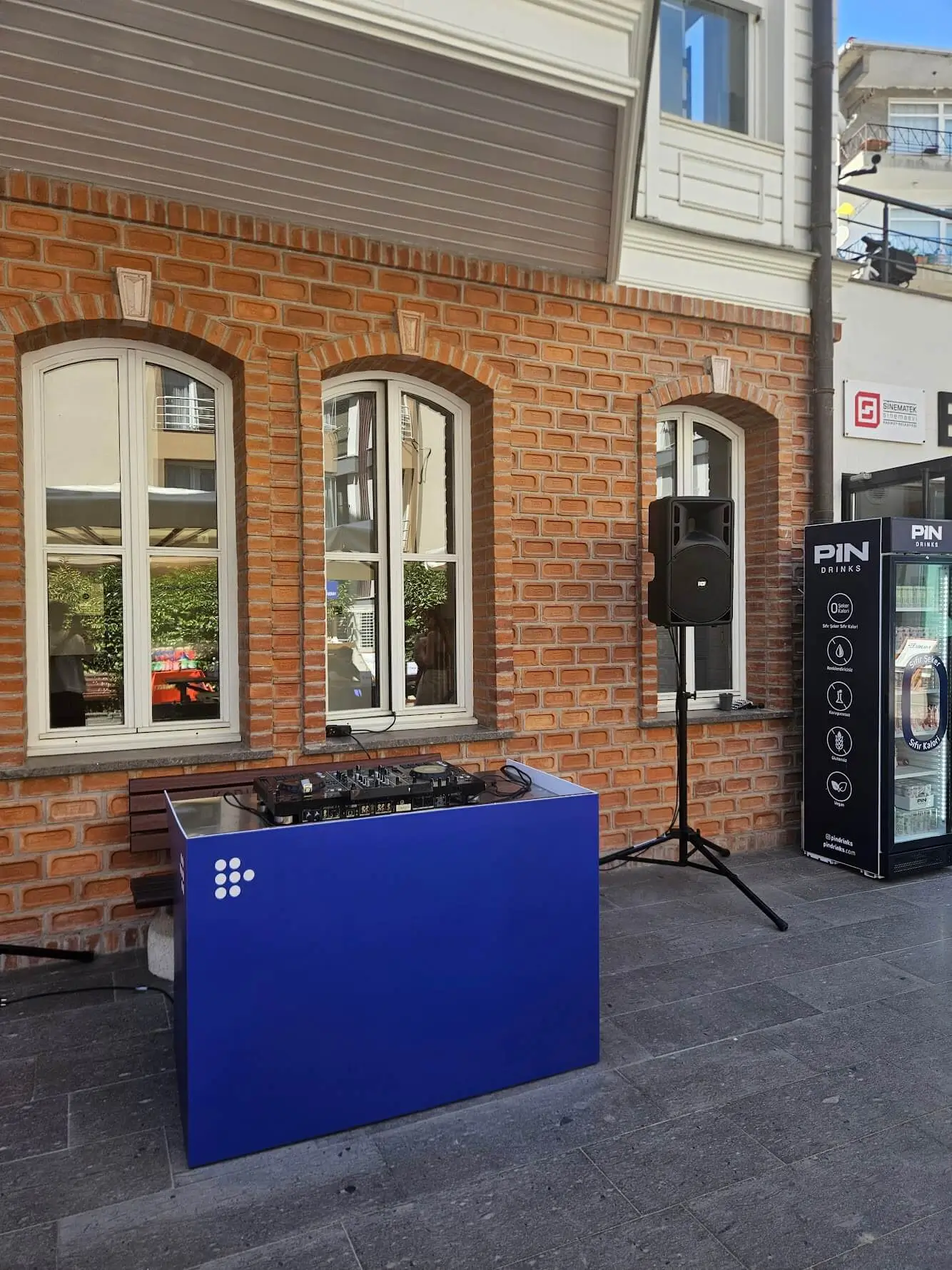 Mubi Film DJ parti organizasyonu için kurulan ses sistemi ve DJ setup